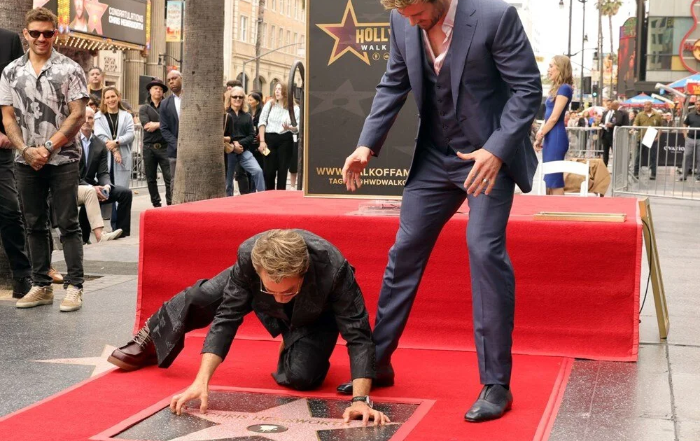 Chris Hemsworth artık Şöhretler Kaldırımı’nda