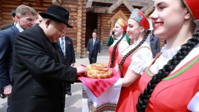 Kim’e yeni suçlama! ‘Her yıl 25 kız seçiyor’