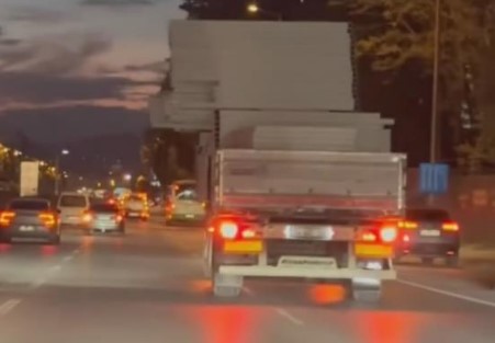 Bursa’da riskli taşımacılık! Diğer sürücülerin canını tehlikeye attı… Bursa’da riskli taşımacılık! Diğer sürücülerin canını tehlikeye attı…