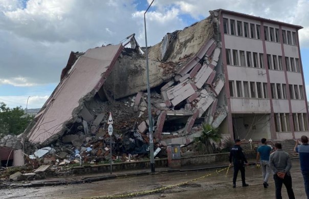 Depremde ağır hasar alan 56 yıllık kaymakamlık binası birkaç darbeyle yıkıldı