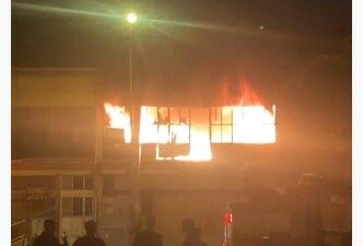 Bursa’da mobilya imalathanesi alev alev yandı