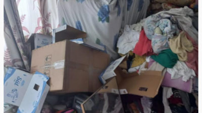 Yaşlı kardeşlerin evinden 4 kamyon çöp çıktı