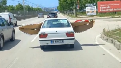 Bursa trafiğinde tehlikeli anlar! Otomobil ile çelenk taşıdı