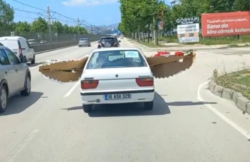 Bursa trafiğinde tehlikeli anlar! Otomobil ile çelenk taşıdı