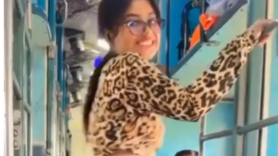 Metroda dans etti! Diğer yolcular şaşkınlıkla izledi