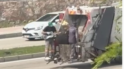 İşini aşkla yapan çöpçüden ‘Rock yıldızını’ aratmayacak görüntü