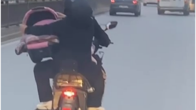 Bursa’da motor üstünde tehlikeli yolculuk! Bebeği böyle taşıdı…