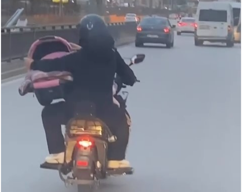 Bursa’da motor üstünde tehlikeli yolculuk! Bebeği böyle taşıdı…
