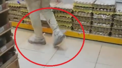 Bursa’da ‘market kirlenmesin’ diye ayaklarına poşet giydi