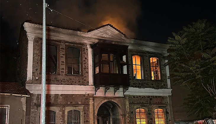 İzmir’de yangın: Tarihi bina küle döndü