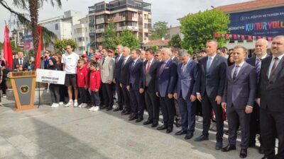 Bursa Gençlik ve Spor İl Müdürlüğü’nden Atatürk Anıtı’na çelenk sunumu