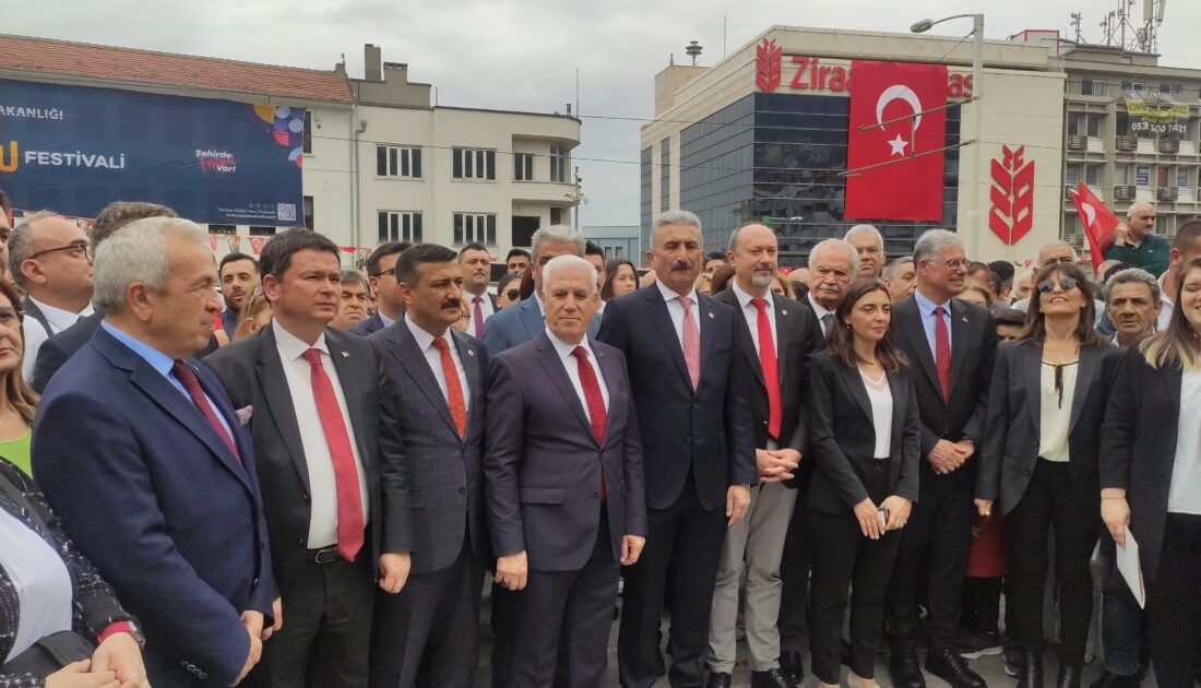 Bursa’da CHP ve İYİ Parti’den Atatürk Anıtı’na çelenk sunumu