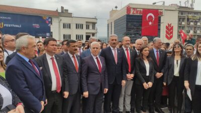 Bursa’da CHP ve İYİ Parti’den Atatürk Anıtı’na çelenk sunumu