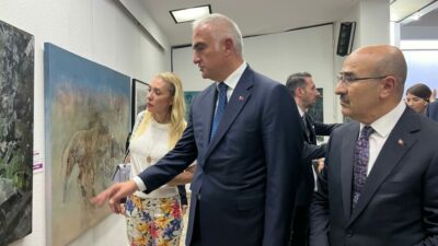 Bakan Ersoy, Şefik Bursalı Resim Yarışması Sergisini Gezdi