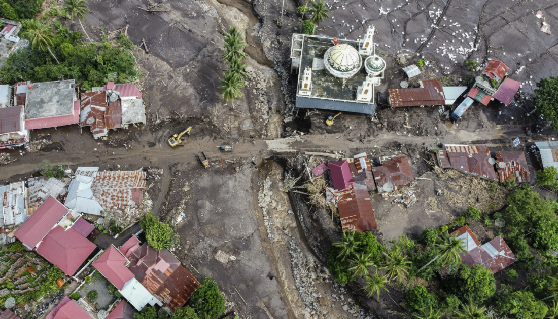 Endonezya’daki sel ve toprak kaymasında can kaybı 58’e yükseldi