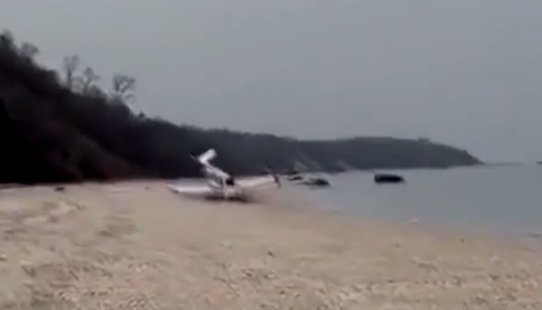 ABD’de küçük uçak plaja acil iniş yaptı ABD’de küçük uçak plaja acil iniş yaptı