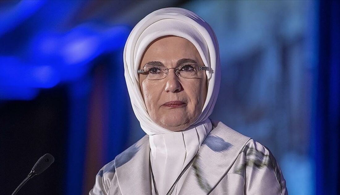 Emine Erdoğan, çilek yetiştiren öğrencileri tebrik etti Emine Erdoğan, çilek yetiştiren öğrencileri tebrik etti