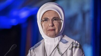 Emine Erdoğan, çilek yetiştiren öğrencileri tebrik etti