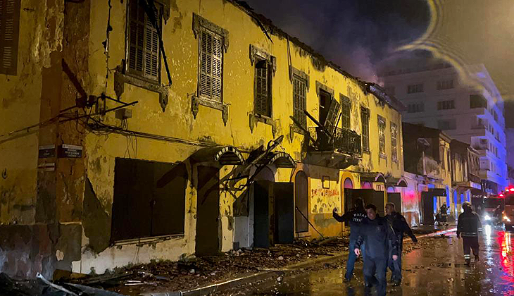 Depremde yıkılmayan 200 yıllık tarihi binayı yangın kül etti