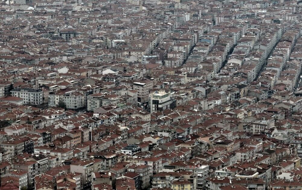 Naci Görür’den 3 ilçeye uyarı: “Hiç acımadan kepçeyi vurarak yıkacaksın”
