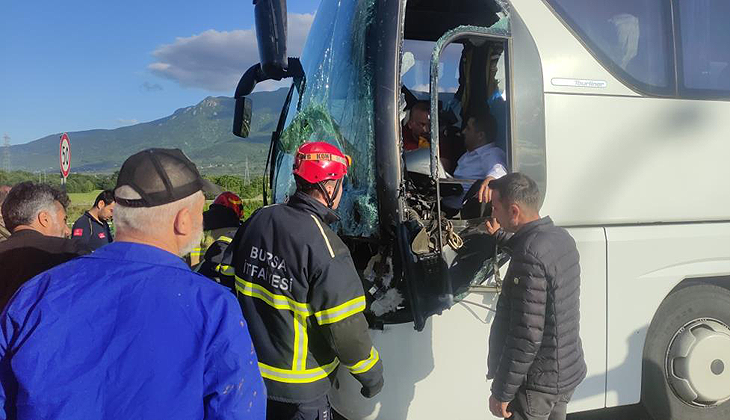 Bursa’da faciadan dönüldü: Otobüs TIR’a arkadan çarptı