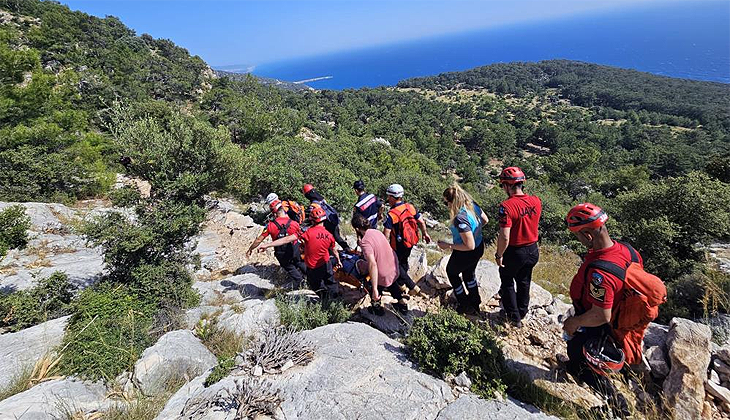 Likya Yolu’nda düşen yaşlı turist kurtarıldı