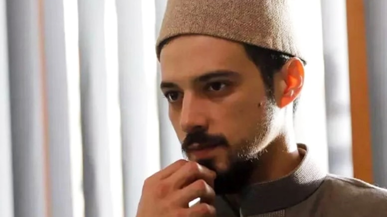 ‘Kızıl Goncalar’ın Cüneyd’i ünlü isimle tatilde