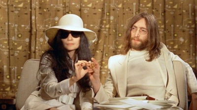 John Lennon’ın tavan arasında bulunan gitarı rekor fiyata satıldı