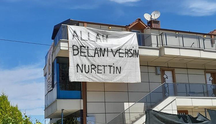 Binaya asılan pankartı gören dönüp bir daha baktı