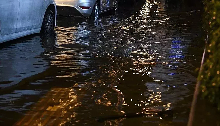 Ankara’da sağanak yağış etkili oldu, yollar göle döndü