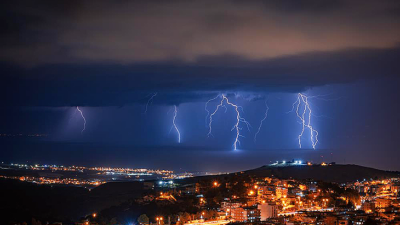 İskenderun Körfezi’nde şimşekler geceyi aydınlattı