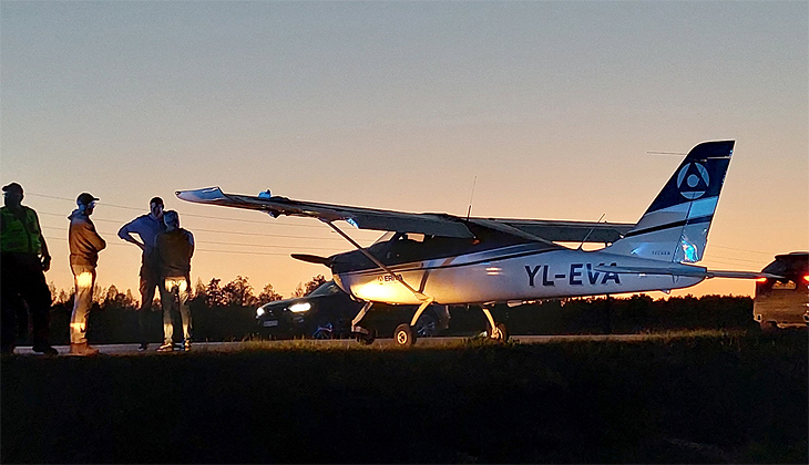 Letonya’da küçük uçak otoyola acil iniş yaptı