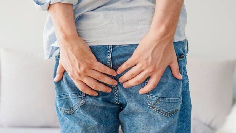 Yemek yerken hapşıran adamın kalın bağırsağı düştü