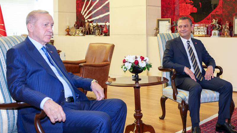 Özgür Özel, görüşmenin perde arkasında yaşananları anlattı… Erdoğan’dan 3 hediye: Acı, yarım acı, yumuşak