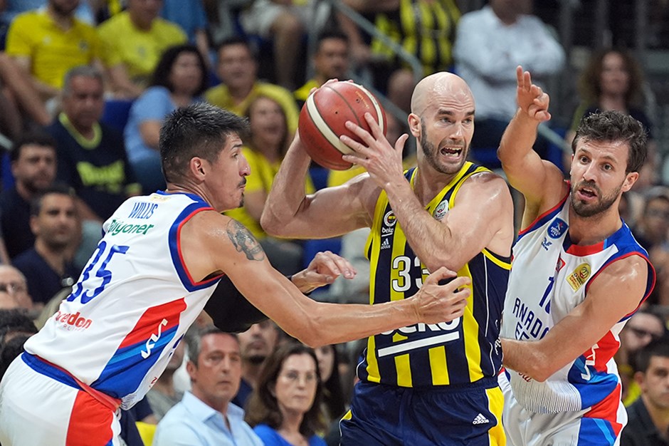 Efes, final serisinde durumu 2-1’e getirdi