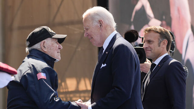Biden, olmayan sandalyeye oturmaya çalıştı