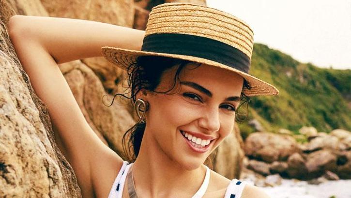 Yağmur Tanrısevsin’in elbisesi olay oldu!