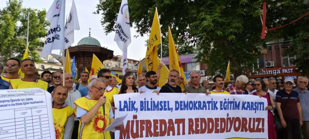 Eğitim Sen, yeni müfredatı protesto etti