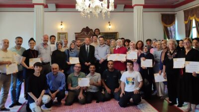 Bursa’da öğretmenler sertifikalarını ünlü yazarın elinden aldı