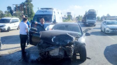 Bursa’da işçi servisi ile otomobil çarpıştı: 5 yaralı
