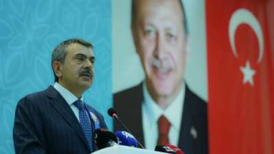 Mezuniyette ‘uygunsuz kıyafet’ tartışması… Bakan Tekin’den açıklama geldi!