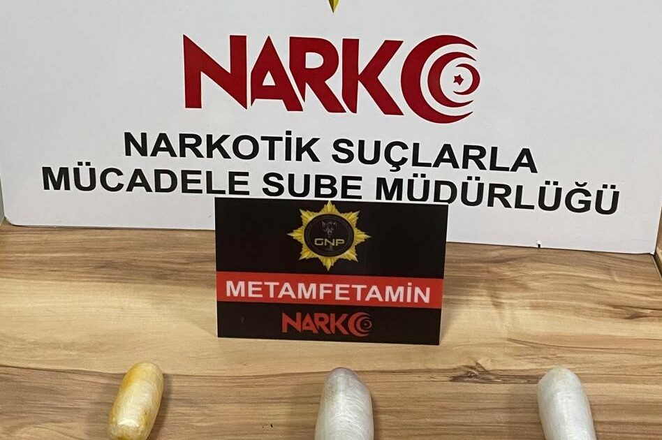 Bağırsaklarında uyuşturucu kaçırırken yakalandı