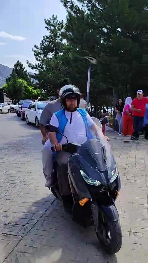 Cami müezzini gençleri sınava yetiştirdi