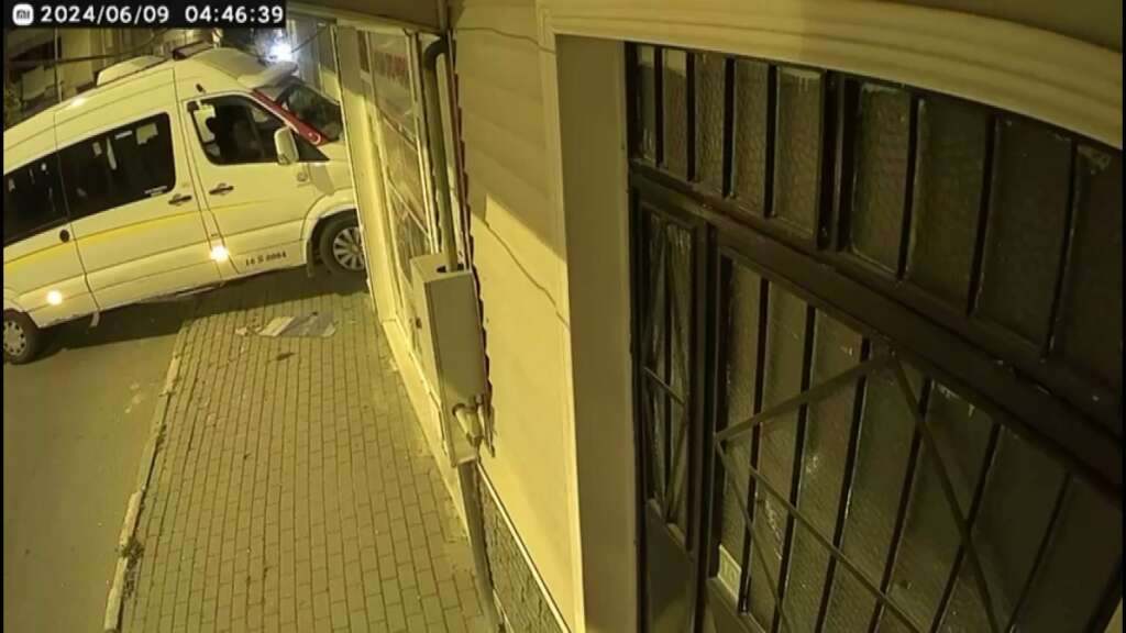 Bursa’da kalp spazmı geçiren şoför dükkana böyle daldı, kendine gelince yoluna devam etti
