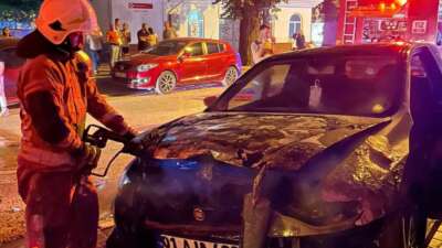 Bursa’da bir araç kendi kendine çalışmaya başlayıp ardından alev aldı