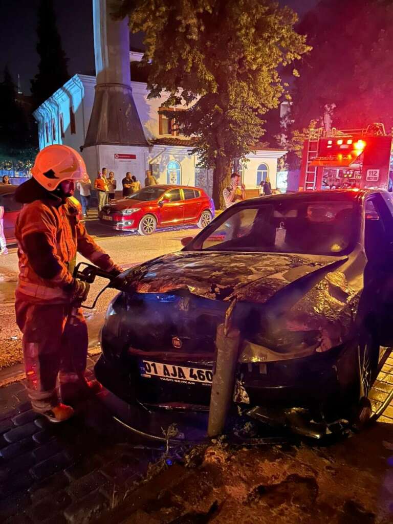Bursa’da bir araç kendi kendine çalışmaya başlayıp ardından alev aldı Bursa’da bir araç kendi kendine çalışmaya başlayıp ardından alev aldı