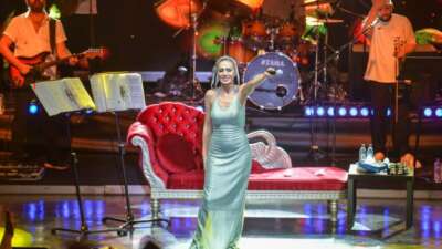 Bursa’da Yıldız Tilbe sevgisi salona sığmadı