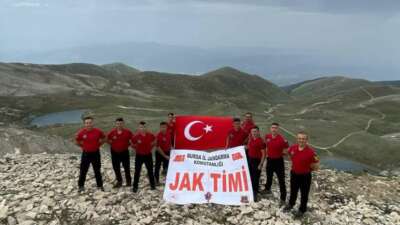 Komandolar Türk bayrağını Bursa’nın zirvesine taşıdı