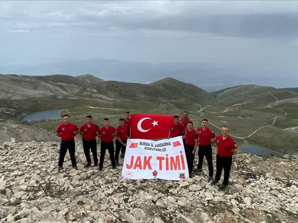 Komandolar Türk bayrağını Bursa’nın zirvesine taşıdı