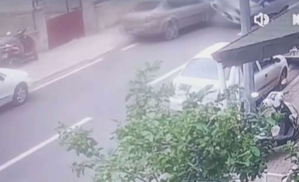 Akıl almaz kaza, park halindeki araca çarpan otomobil ters döndü Akıl almaz kaza, park halindeki araca çarpan otomobil ters döndü